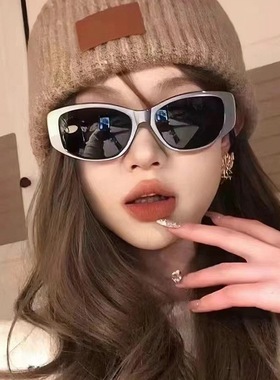 多巴胺蓝色太阳眼镜2024新款太阳镜复古防晒凹造型墨镜韩版高级感