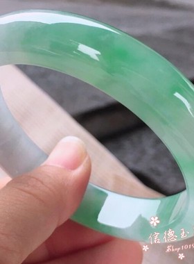 翡翠色玉石手镯简约款翠绿色飘花冰种玉镯子女款百搭玉石手镯精美