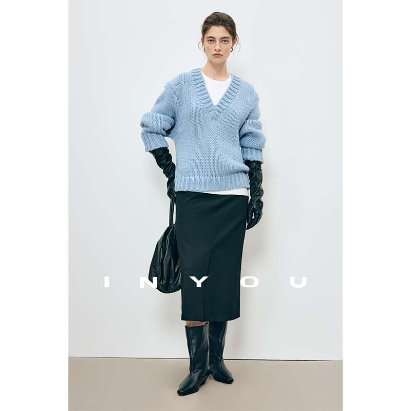 因由 新款保暖厚实手工粗棒针感廓形慵懒感时髦V领针织衫毛衣女 - 图2