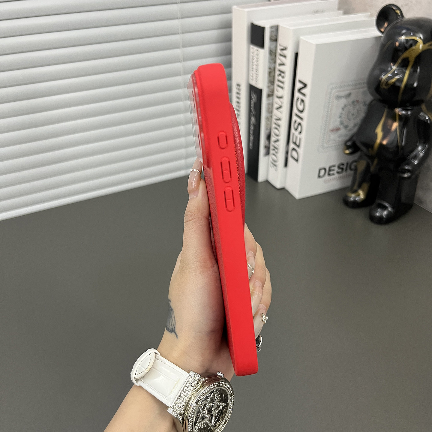 三只鱼【个性荔枝皮纹瑞红色手提绳】适用苹果17/16/15promax手机壳新款ipone镜头膜商务防摔全包保护套男女,淘宝优惠券,粉丝福利购,淘宝优惠卷