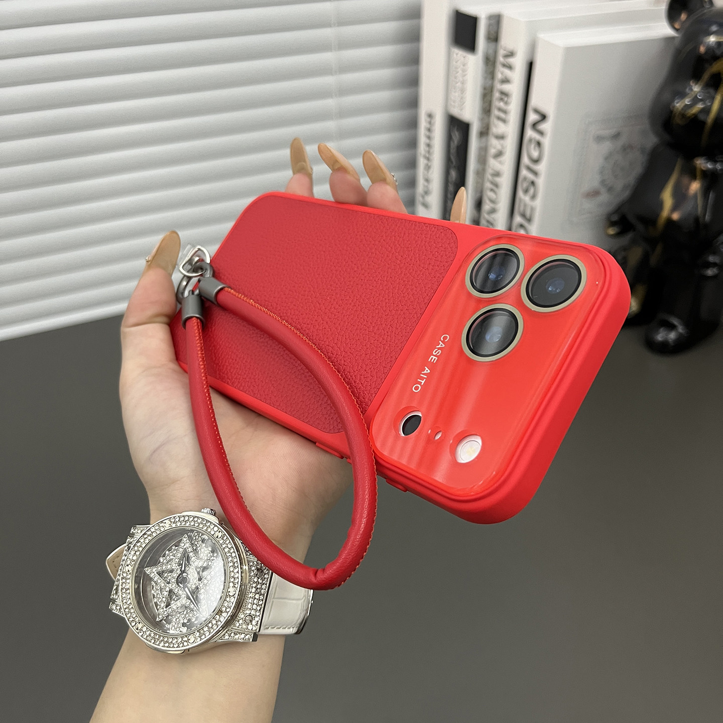 三只鱼【个性荔枝皮纹瑞红色手提绳】适用苹果17/16/15promax手机壳新款ipone镜头膜商务防摔全包保护套男女,淘宝优惠券,粉丝福利购,淘宝优惠卷