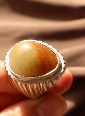 新疆红沁皮白玉籽料镶嵌19MM戒指