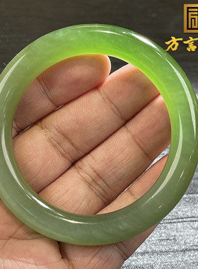 重磅方言和田玉收藏级俄碧阳绿色细腻带猫眼起荧光内径53MM手镯S