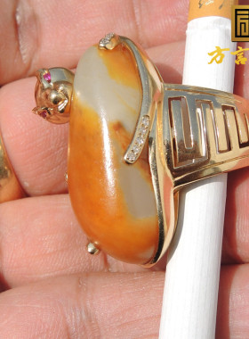 方言珍藏级罕见聚橘红皮一线天籽料18K金镶玉豹子男式豪华戒指F