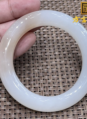 高品稀缺方言和田玉收藏级青海藕粉羊脂白双色内径57MM手镯S9