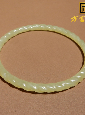 和田玉手镯有独特的色泽和质感