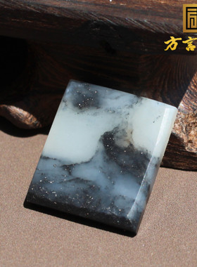 新疆玉龙河青花籽料四方牌戒面