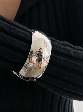 熔岩叠戴手镯宽面金小众设计师款异域风肌理时髦夸张手饰18k金