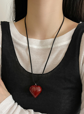 红色爱心长款项链女2024新款爆款皮质复古毛衣链颈链配饰可多戴法