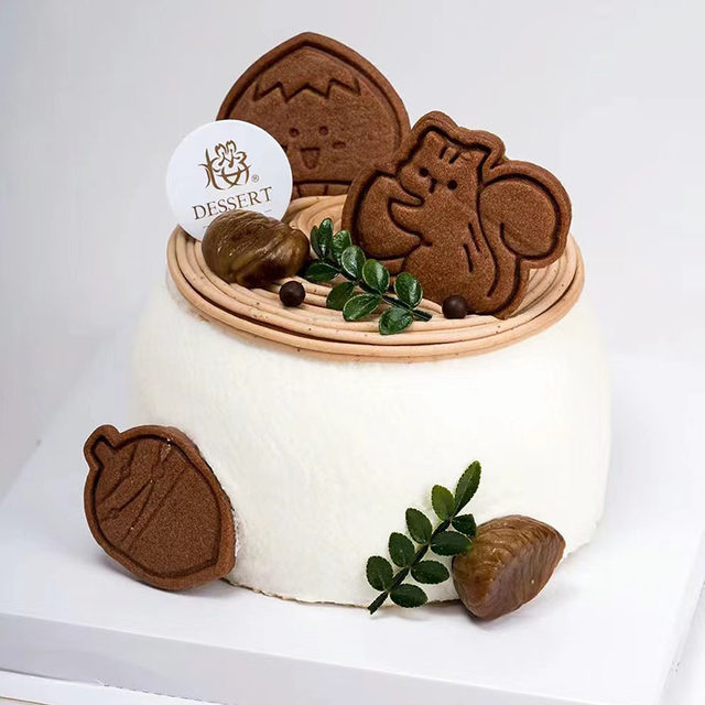 Internet celebrity small chestnut biscuit cake decoration chestnut pine cone squirrel diy cake dessert ornaments decoration