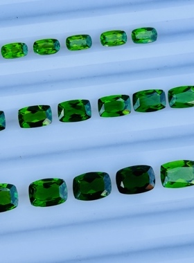 天然半宝石森林绿透辉石水晶裸