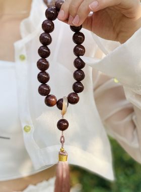 女性金丝玉佘太翠手持