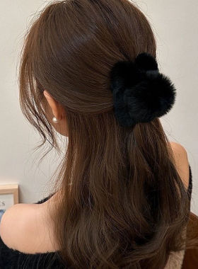 精致小巧~獭兔毛网红发夹女秋冬后脑勺盘发点缀抓夹高级感鲨鱼夹