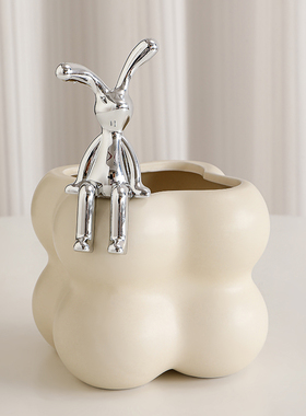 奶油风简约桌面装饰笔筒