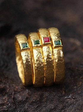 沙金錾刻镶嵌红绿宝石锤纹方糖戒指素圈女戒小众指环尾戒开口调节