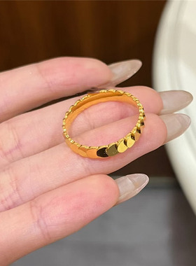 金店同款18K黄金色层叠鱼鳞片戒指女波光粼粼素圈不掉色食指指环