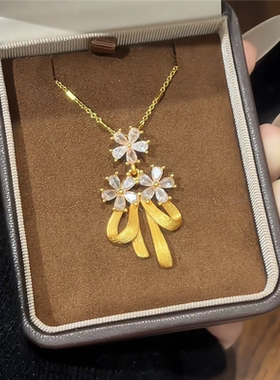 点钻拉丝蝴蝶结桃花吊坠项链女