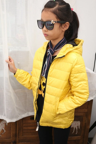 Осенняя одежда выбрала мальчиков и девочек простота