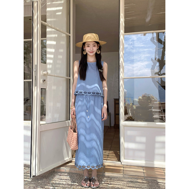 Thecoco embroidered shell hollow ຊຸດສີຟ້າສໍາລັບແມ່ຍິງໃນ summer, drapey, slimming ແລະຈັບຄູ່ກັບຊຸດທີ່ສົມບູນ.
