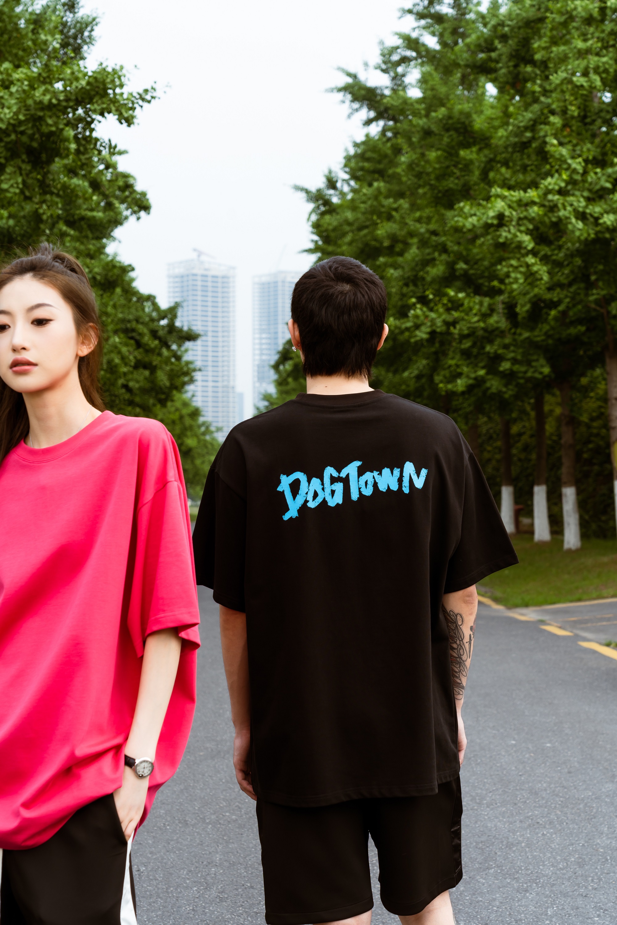 DOGTOWN 23SS GRAFFITI背后涂鸦LOGO印花字母短袖TEE宽松短袖T恤-图1