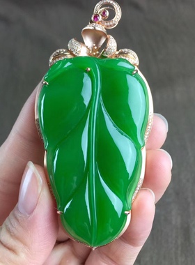 世纪珍藏品和田玉碧玉金枝玉叶冰种苹果绿