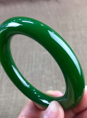 新疆帝王绿圆条女款碧玉手镯