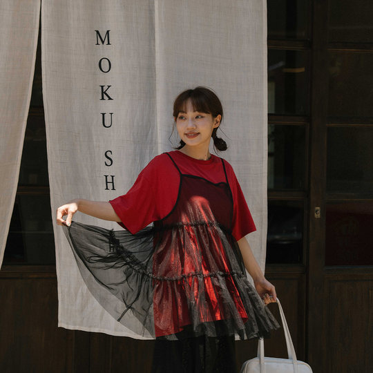 QUEENSHOP 2025秋冬新品女装素面蛋糕网纱两件式连衣裙01140077