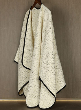 衣帽间轻奢风女士披肩外套摆件