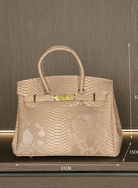 衣帽间轻奢风设计师款道具包包