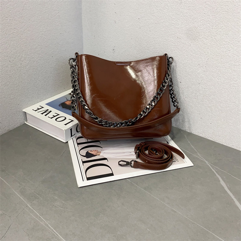 2026新款时尚潮流油蜡皮水桶包洋气链子腋下单肩包简约纯色斜跨包,淘宝优惠券,粉丝福利购,淘宝优惠卷