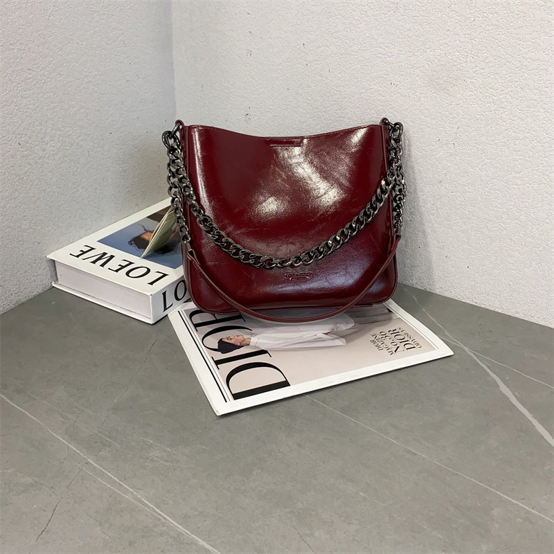 2026新款时尚潮流油蜡皮水桶包洋气链子腋下单肩包简约纯色斜跨包,淘宝优惠券,粉丝福利购,淘宝优惠卷