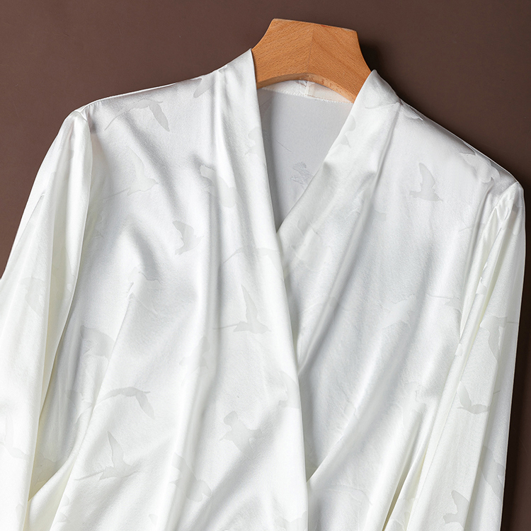 “绸缎飞鸟集”设计款下摆绑带垂坠真丝弹力提花缎V领长袖衬衫女 - 图0