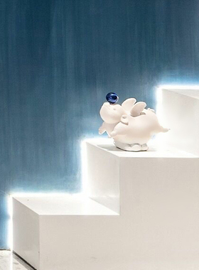 长翅膀的小猪玩球创意树脂摆件