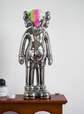 机器之心原创小熊kaws潮玩