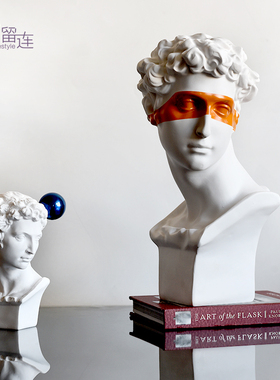 橘色蒙眼大小卫树脂雕塑