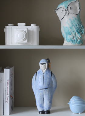 等雨停的男孩带雨伞艺术陶瓷摆件