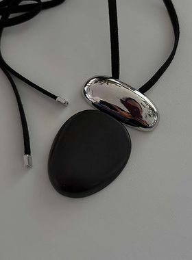 设计感黑色椭圆吊坠金属毛衣链