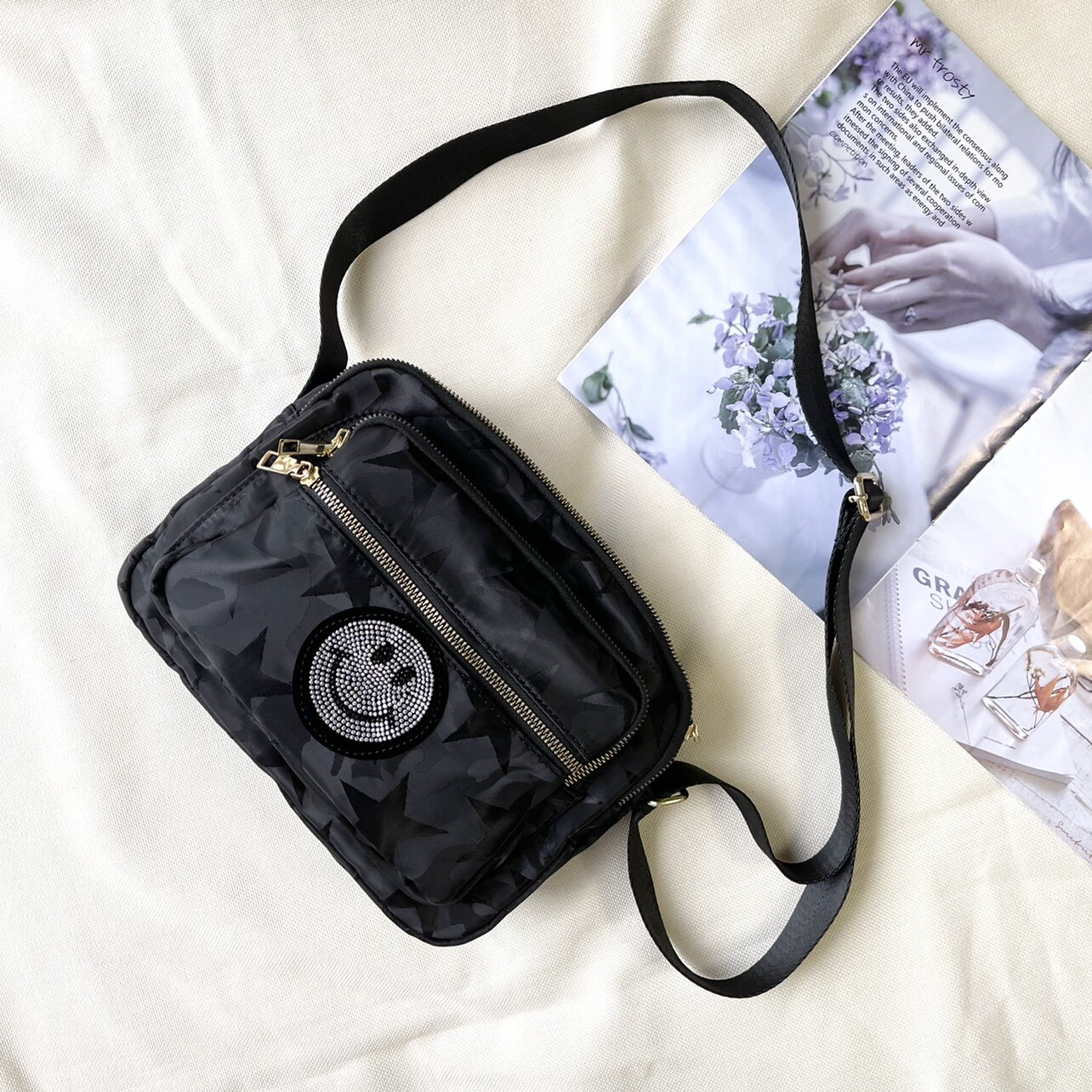 韩版多隔层小方包2025秋新款港风休闲笑脸轻便防水尼龙布斜挎包,淘宝优惠券,粉丝福利购,淘宝优惠卷