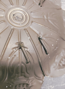 铁艺浮雕花朵造型托盘瑕疵特价出孤品（背后少了一个高脚）