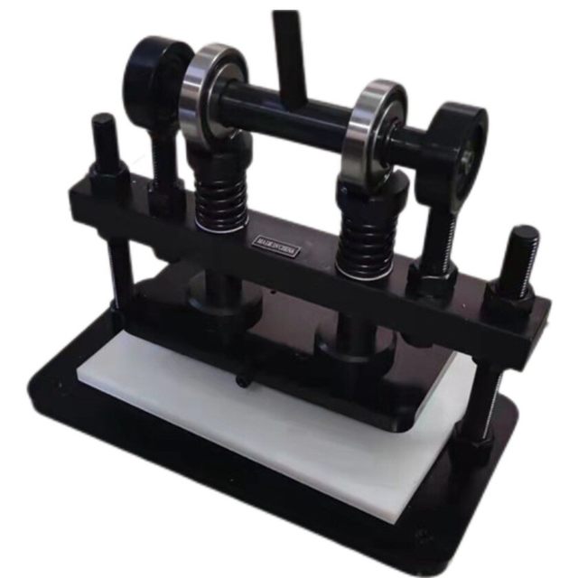 Manual die-cutting tool for 20-year-old shop stamping leather and leather goods are easy to use and neatly cut without fur edges