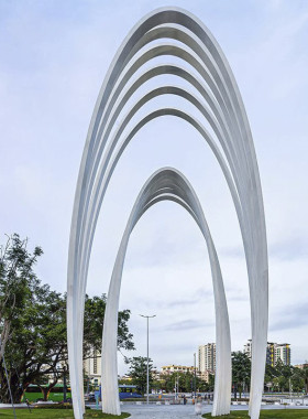 大型不锈钢雕塑厂家城市园林街创意金属跨景区拱桥不锈钢廊桥雕塑