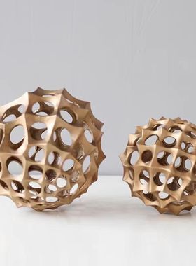 现代简约北欧样板间镂空圆球摆件金属办公室书房书桌轻奢软装饰品
