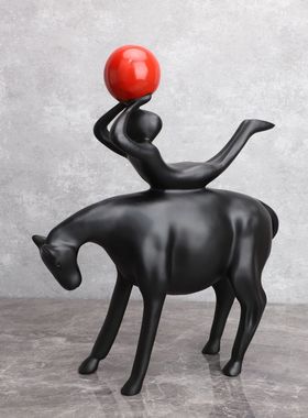 欧式创意树脂骑牛托金红蓝球售楼部样板房客房卧室软装饰品摆件