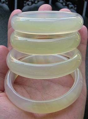 天然玛瑙手镯冰糖雪梨色