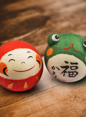 龙虎作和纸不倒翁铃铛摆生日礼物