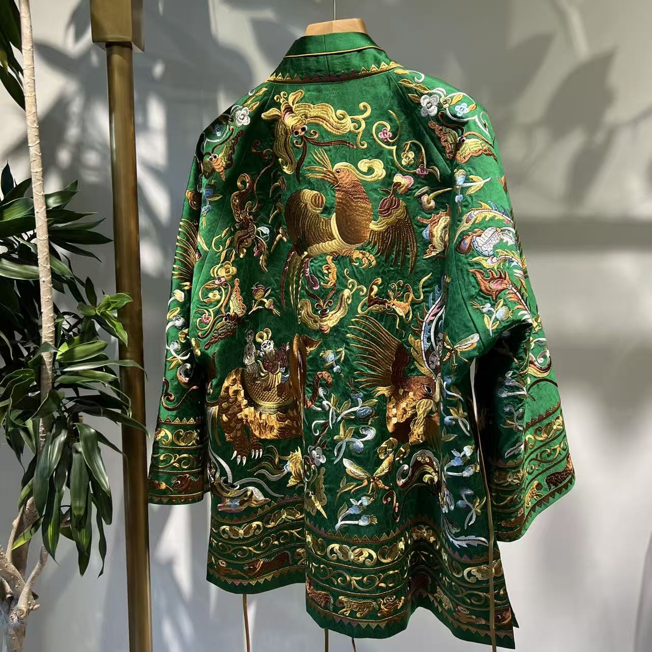 2025秋季新款新中式国风手工刺绣瑞兽V领盘扣短袖香云纱大外套 - 图3