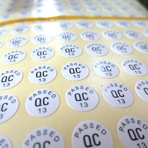 厂家直销8mm检验合格标识贴纸QC1-QC10编号不干胶标签纸定制PASS - 图1