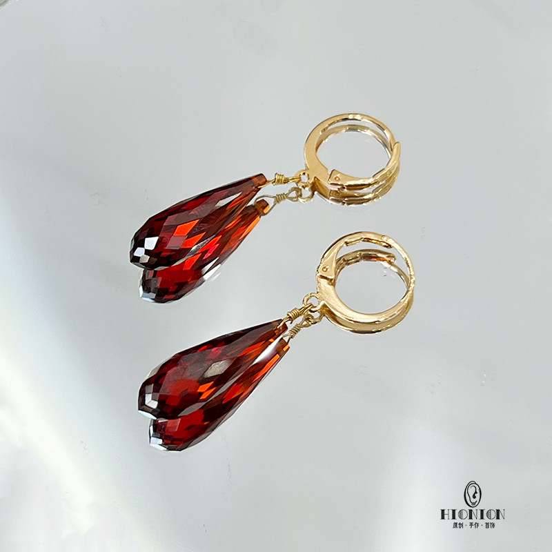 《石榴的颜色》原创设计小众水滴红色锆石耳环新年耳扣个性耳夹酷,淘宝优惠券,粉丝福利购,淘宝优惠卷