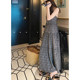A V-neck suspender high-waist dress can be worn alone