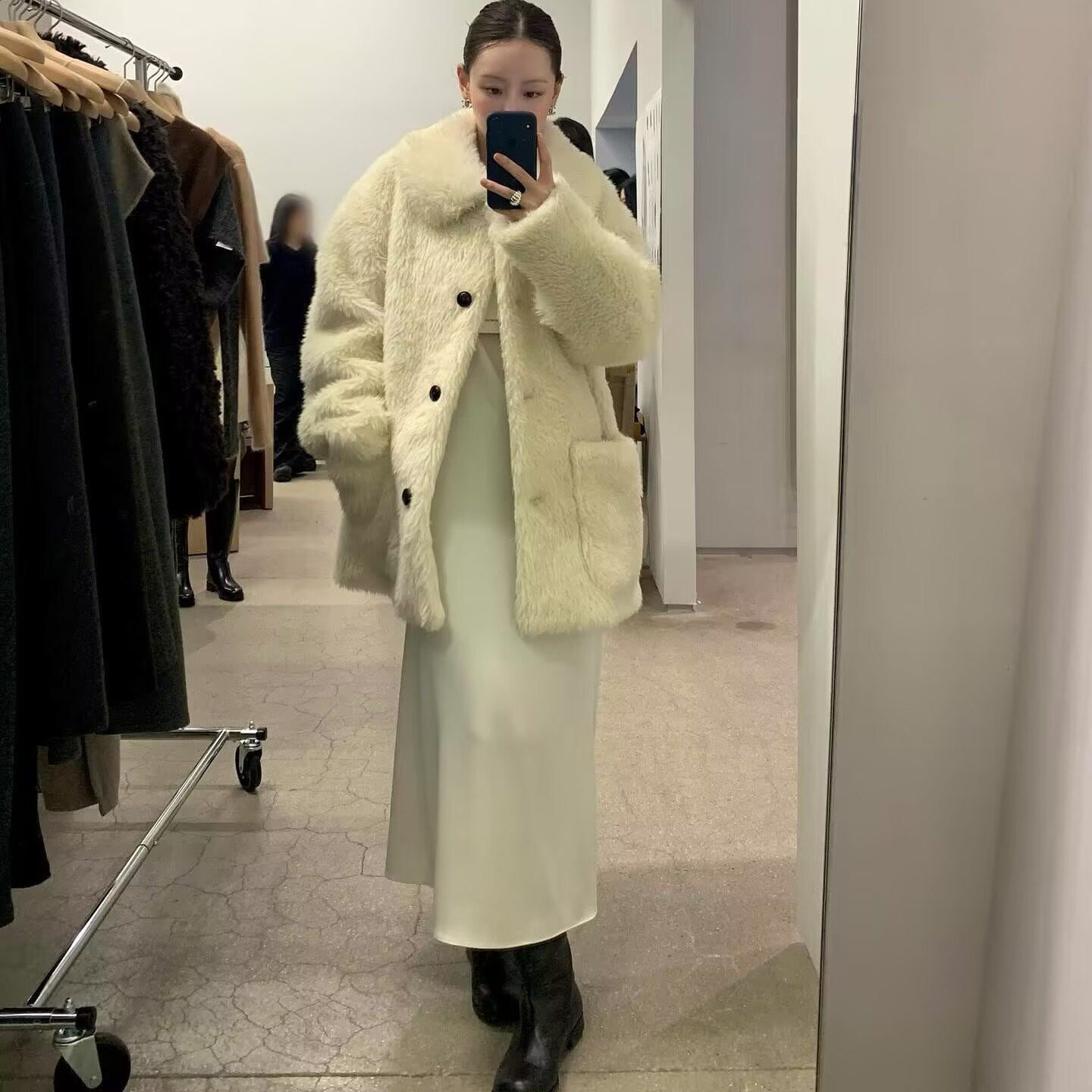 H300121631 韩版25冬休闲风小白熊翻领蓬松毛绒绒中长款外套 - 图0